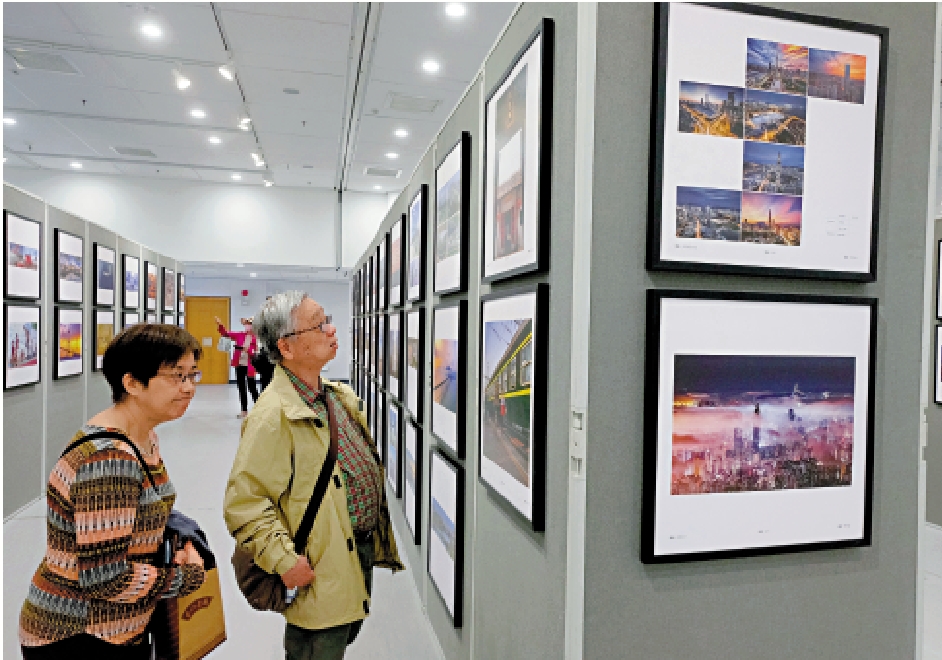 　　圖：市民在展場駐足觀賞攝影作品。\大公報記者蔡文豪攝