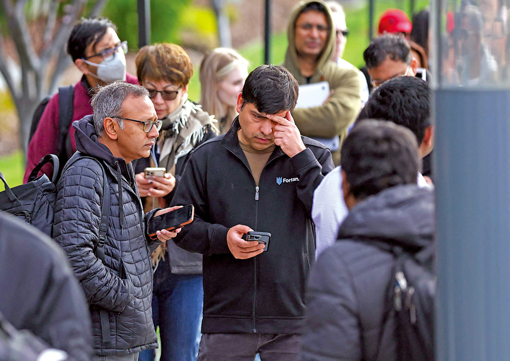 　　圖：社交媒體上的信息加劇儲戶恐慌情緒，引發擠兌潮。\法新社