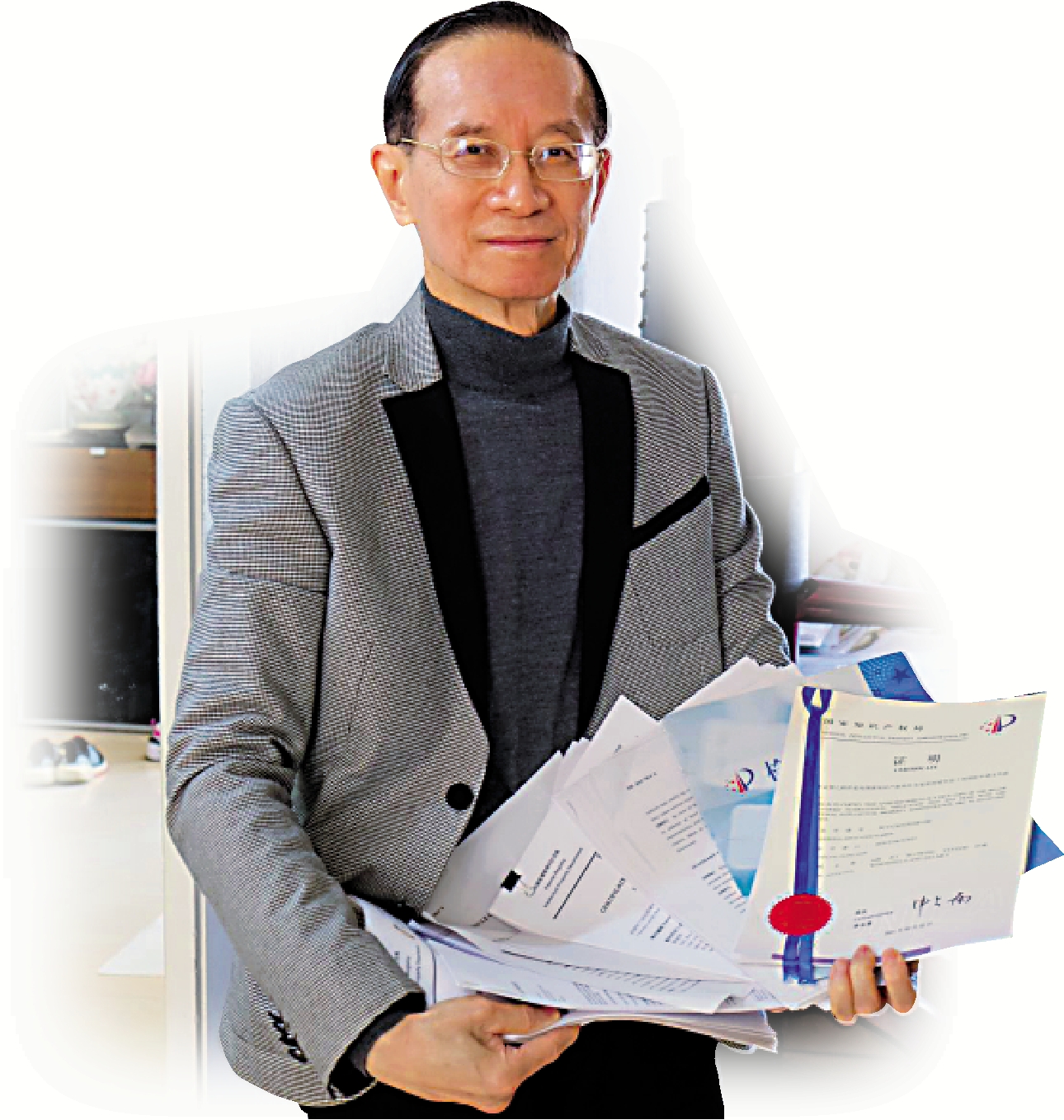 　　圖：廖建榮退休後，視生活中遇到的小煩惱為創意泉源，積極發明並申請專利，至今已成功申請10項專利。\大公報記者伍軒沛攝