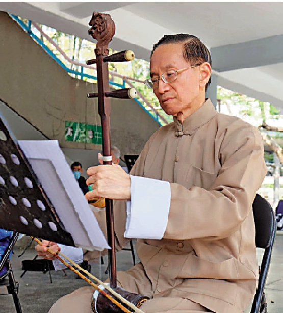 　　圖：廖建榮愛好拉二胡，經常到粵劇社練習，又會在公園演奏。\大公報記者伍軒沛攝