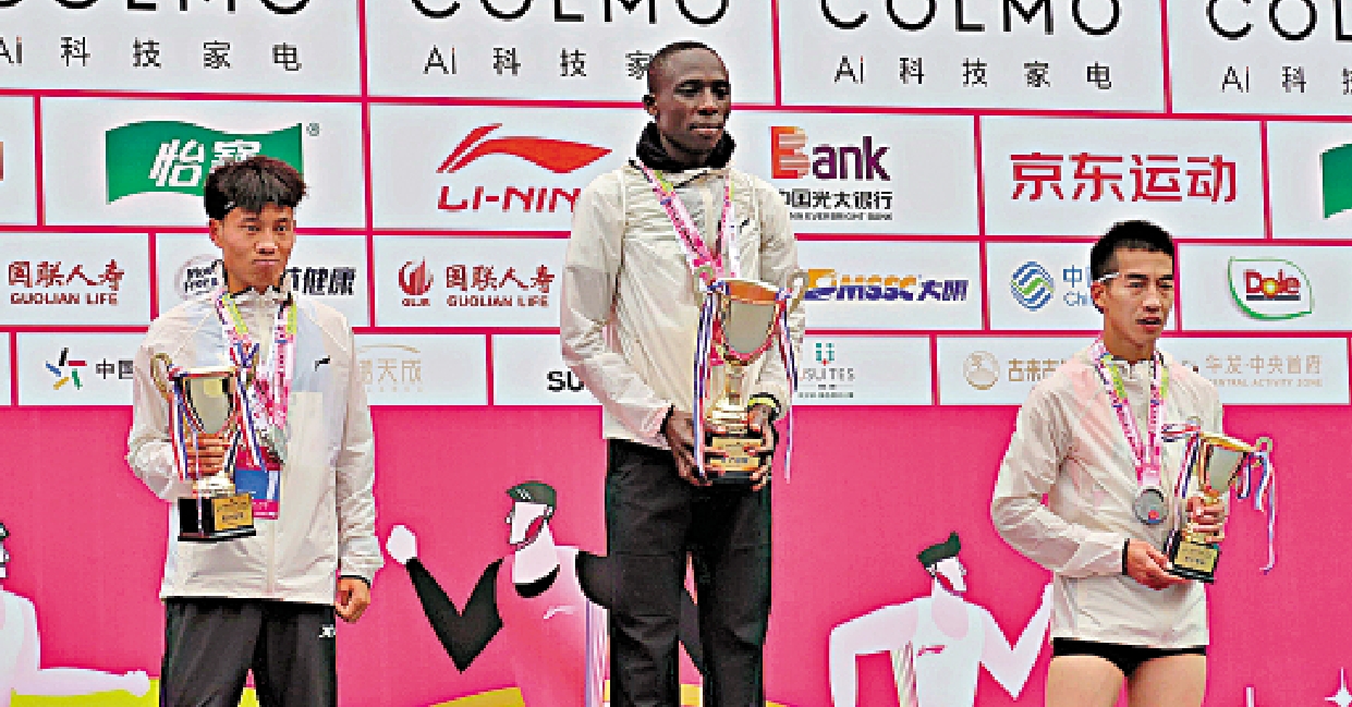 　　圖：何傑（左）和楊紹輝（右）分獲亞軍和季軍。\大公報記者陳旻攝