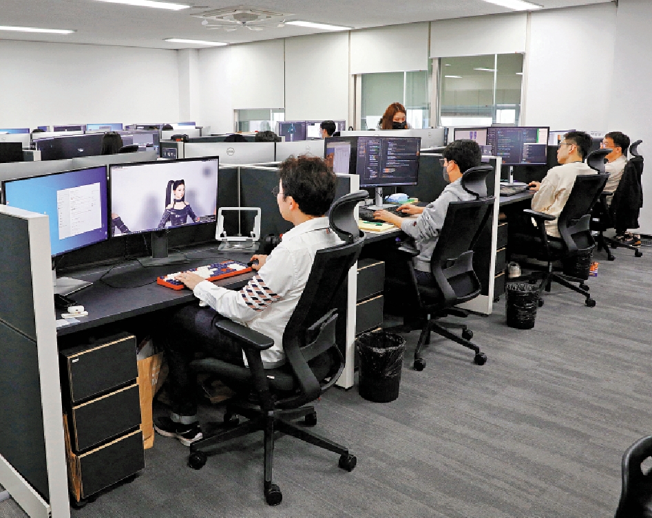 　　圖：韓國2021年每人平均工作時間為1915小時。\路透社