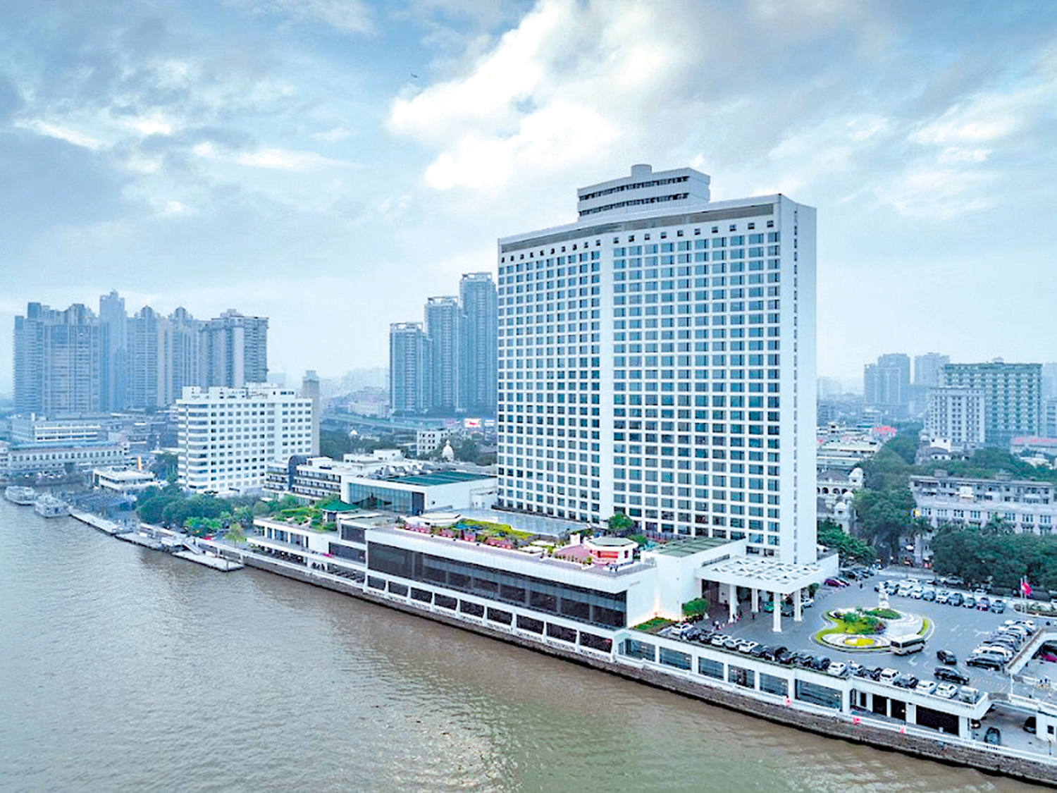 　　圖：由港商霍英東與廣東省政府合資興建的廣州白天鵝賓館，是中國第一間合資的五星級賓館。