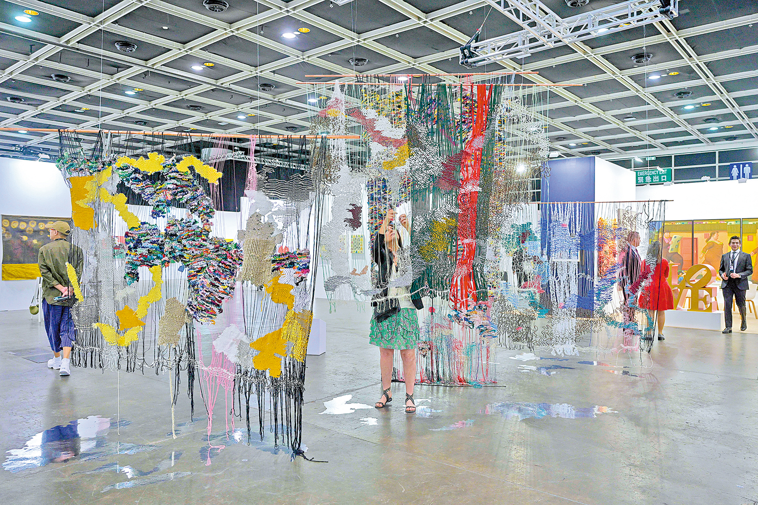 圖:第8屆Art Central在香港會議展覽中心舉行預覽活動。圖為Bev Butkow的《反思的連接》。\中新社