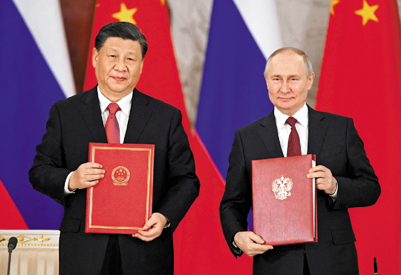　　圖：3月21日，國家主席習近平和俄羅斯總統普京出席在克里姆林宮舉行的簽字儀式。\路透社