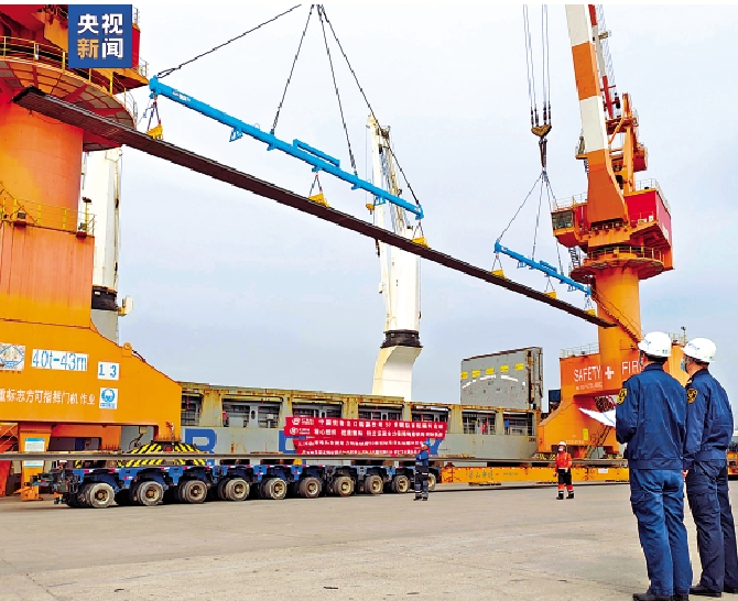 　　圖：國產50米鋼軌在天津港大沽口港區裝載完畢。