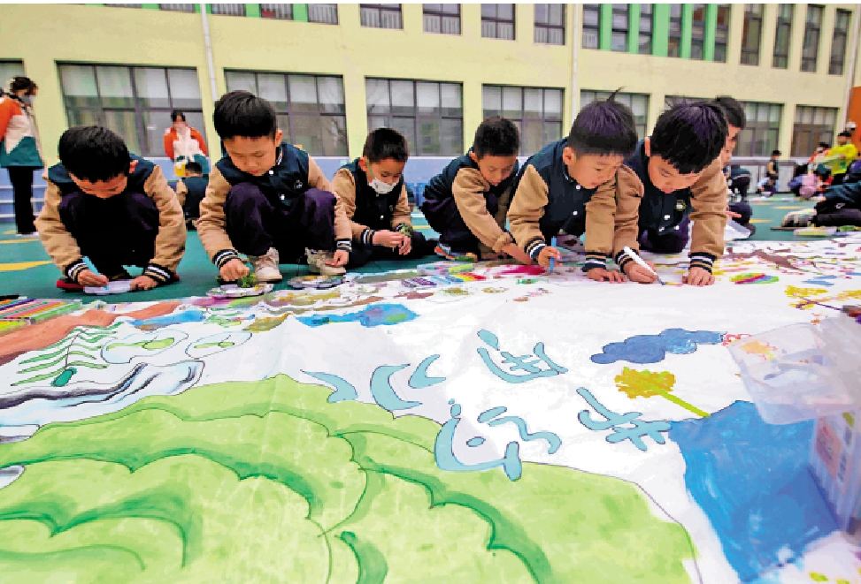 　　圖：21日，山東臨沂市一家幼兒園內，孩子們繪製節水主題的畫卷迎接第三十一屆「世界水日」的到來。\中新社