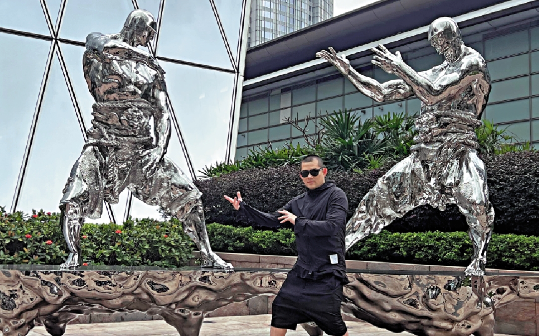 　　圖：任哲的雕塑作品「雲端」設置在中環交易廣場平台。\大公報記者鍾怡攝