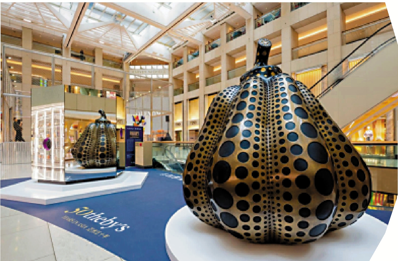 　　圖：草間彌生青銅雕塑《南瓜（L）》正在置地廣場「草間彌生特展」中展出。