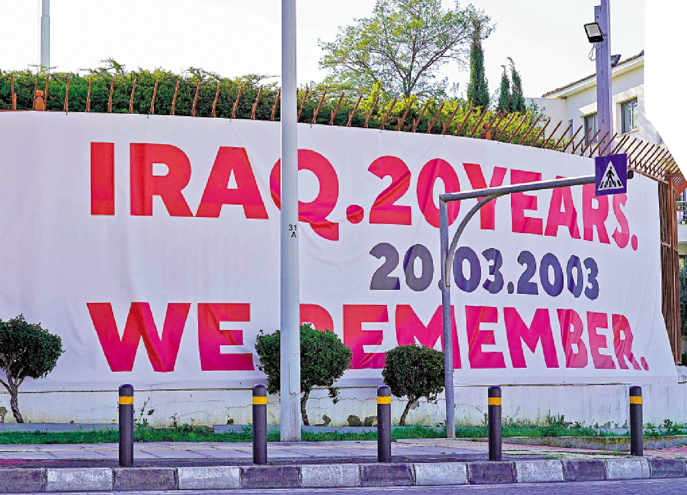 　　圖：美國駐塞浦路斯使館對面20日懸掛巨幅標語，上書：「伊拉克戰爭20年。我們還記得。」\法新社