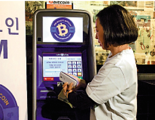 　　圖：韓國民眾在Bitcoin線下的交易平台購買比特幣。\網絡圖片