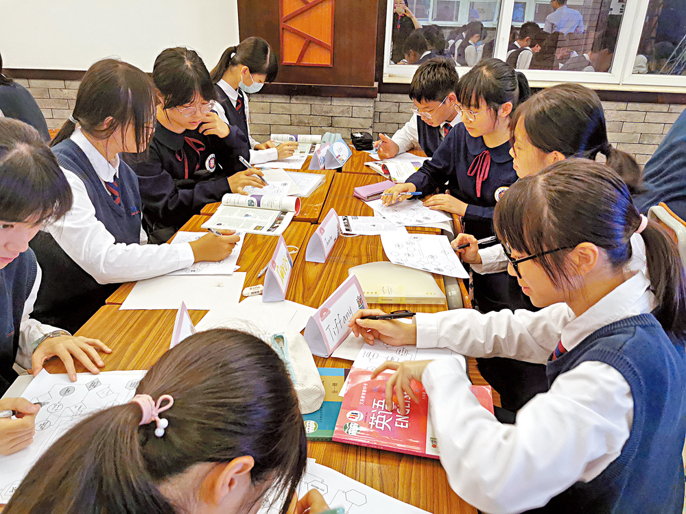 　　圖：廣州培正中學港澳班學生與澳門同學一起上課。\受訪者供圖