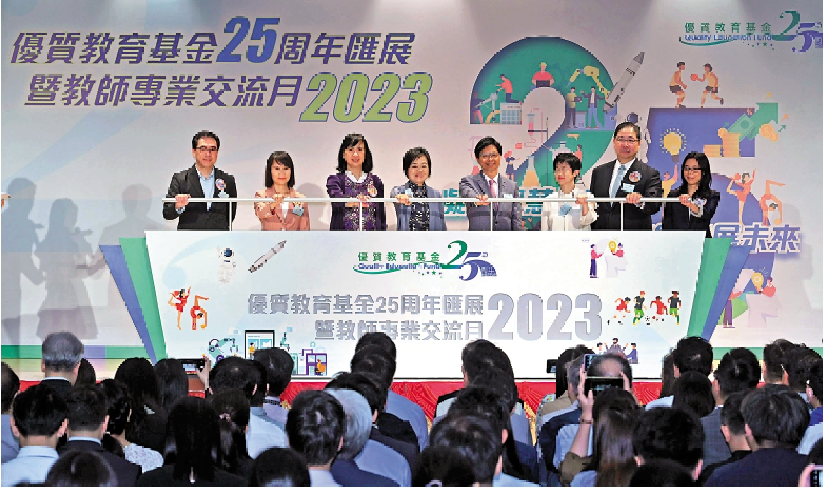 　　圖：蔡若蓮（左四）、徐聯安（右四）及其他嘉賓一同主持開幕儀式。