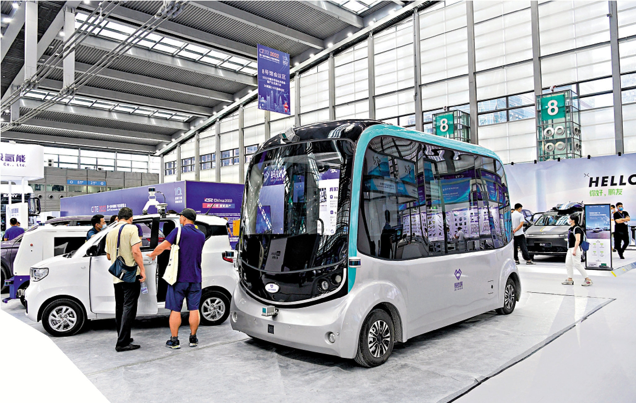 　　圖：深圳以創新技術驅動發展，在新能源產業一枝獨秀。圖為觀眾在深圳第十屆中國電子信息博覽會上了解自動駕駛汽車。\新華社