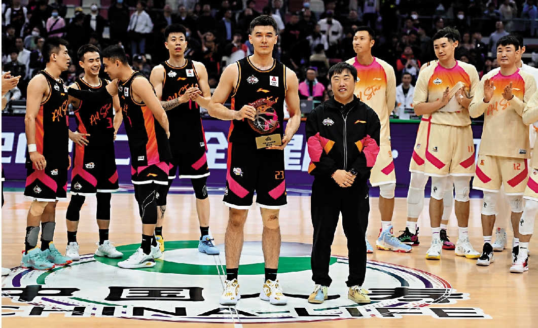 　　圖：北區明星隊球員阿不都沙拉木（前排左）獲得全明星賽MVP。\中新社