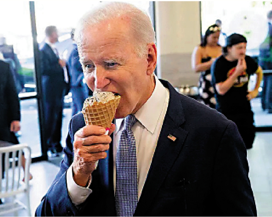 　　圖：美國總統拜登回應校園槍擊案時大談愛吃雪糕，引發外界憤怒。圖為拜登去年10月在俄勒岡州一家雪糕店內吃雪糕。\網絡圖片