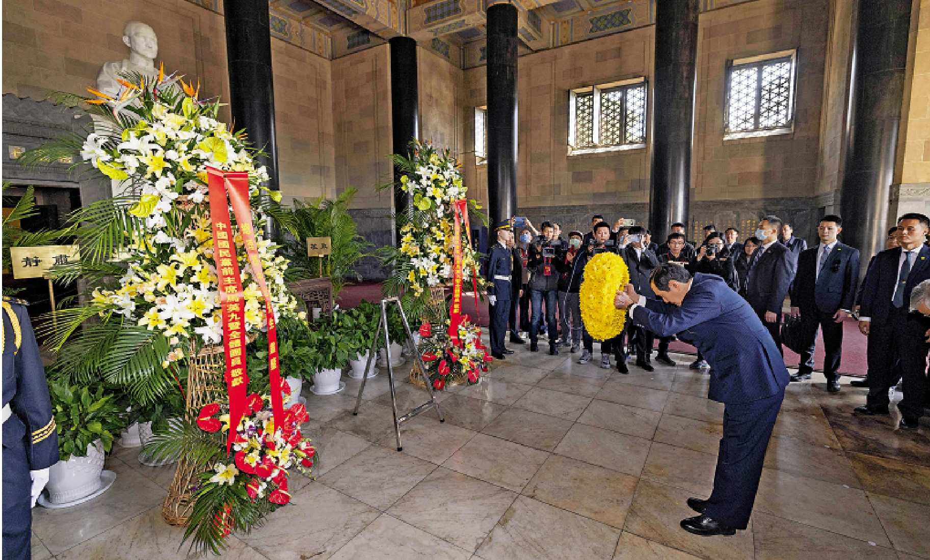 　　圖：3月28日上午，中國國民黨前主席馬英九一行拜謁南京中山陵。這是在中山陵祭堂，馬英九向孫中山坐像敬獻花環。\新華社