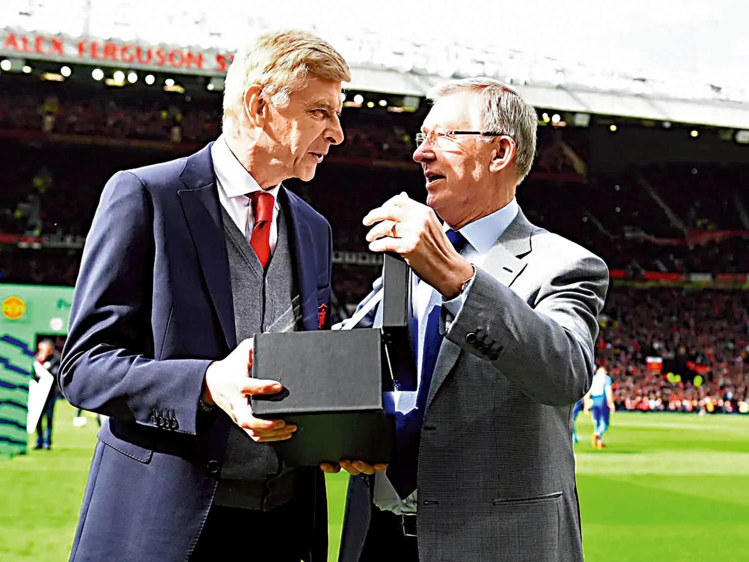 　　圖：雲加（左）與費格遜（右）識英雄重英雄。