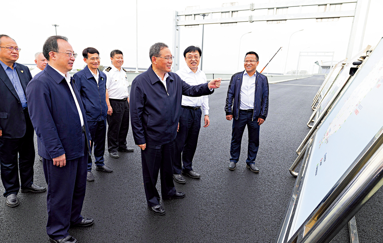 　　圖：3月29日，中共中央政治局常委、國務院總理李強在海南調研。這是李強在海口新海港客運樞紐項目現場，聽取封關運作項目進展情況等匯報。\新華社