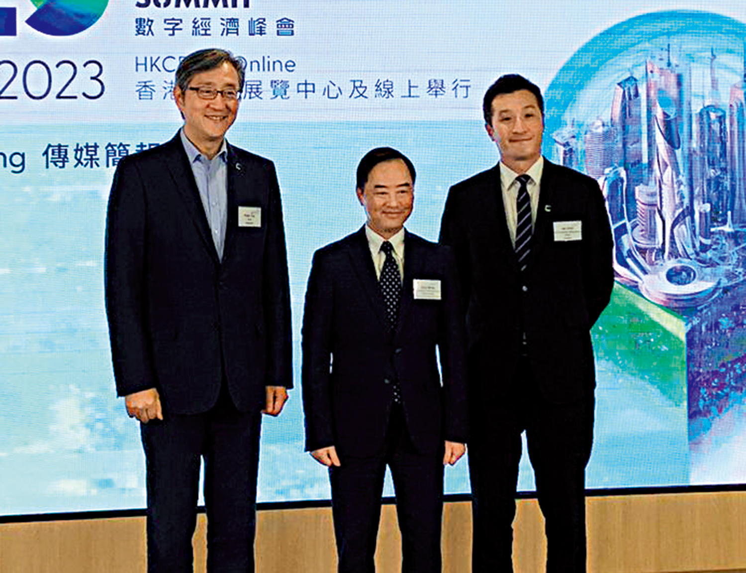 　　圖：（左起）數碼港行政總裁任景信、政府資訊科技總監（署理）黃志光、數碼港首席企業發展官陳志恒。\大公報攝