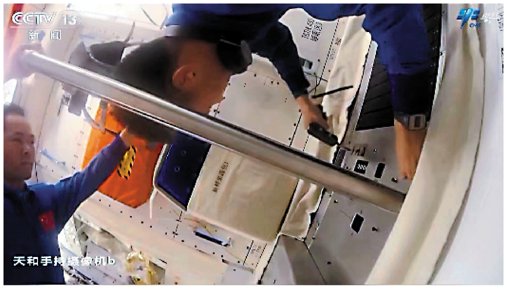 　　圖：航天員費俊龍、鄧清明、張陸化身「太空維修工」，維修維護太空跑步機。