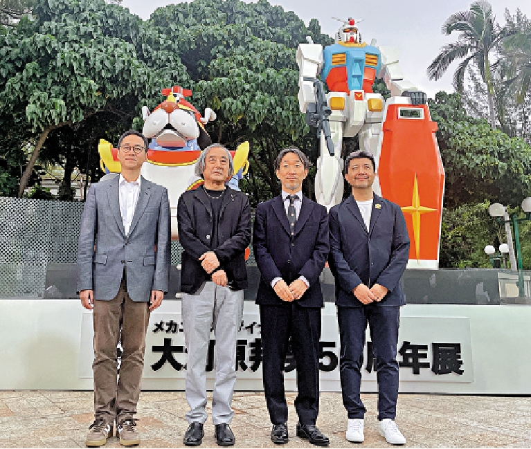 圖:大河原邦男(右三)出席展覽開幕式。