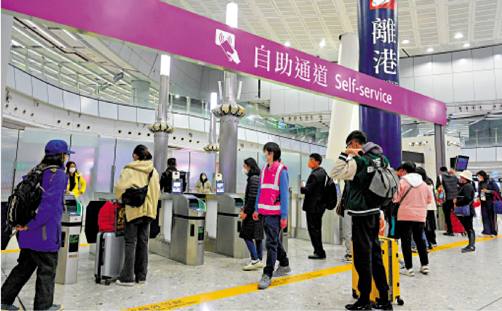 　　圖：自廣深港高鐵香港段恢復運行後，旅客可經由香港西九龍站搭乘高鐵前往內地。4月1日起，廣深港高鐵香港段長途服務全面恢復。\中新社