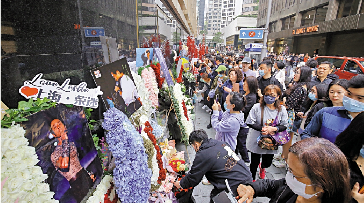 　　圖：文華東方酒店外擺滿紀念品及照片。\大公報記者麥潤田攝
