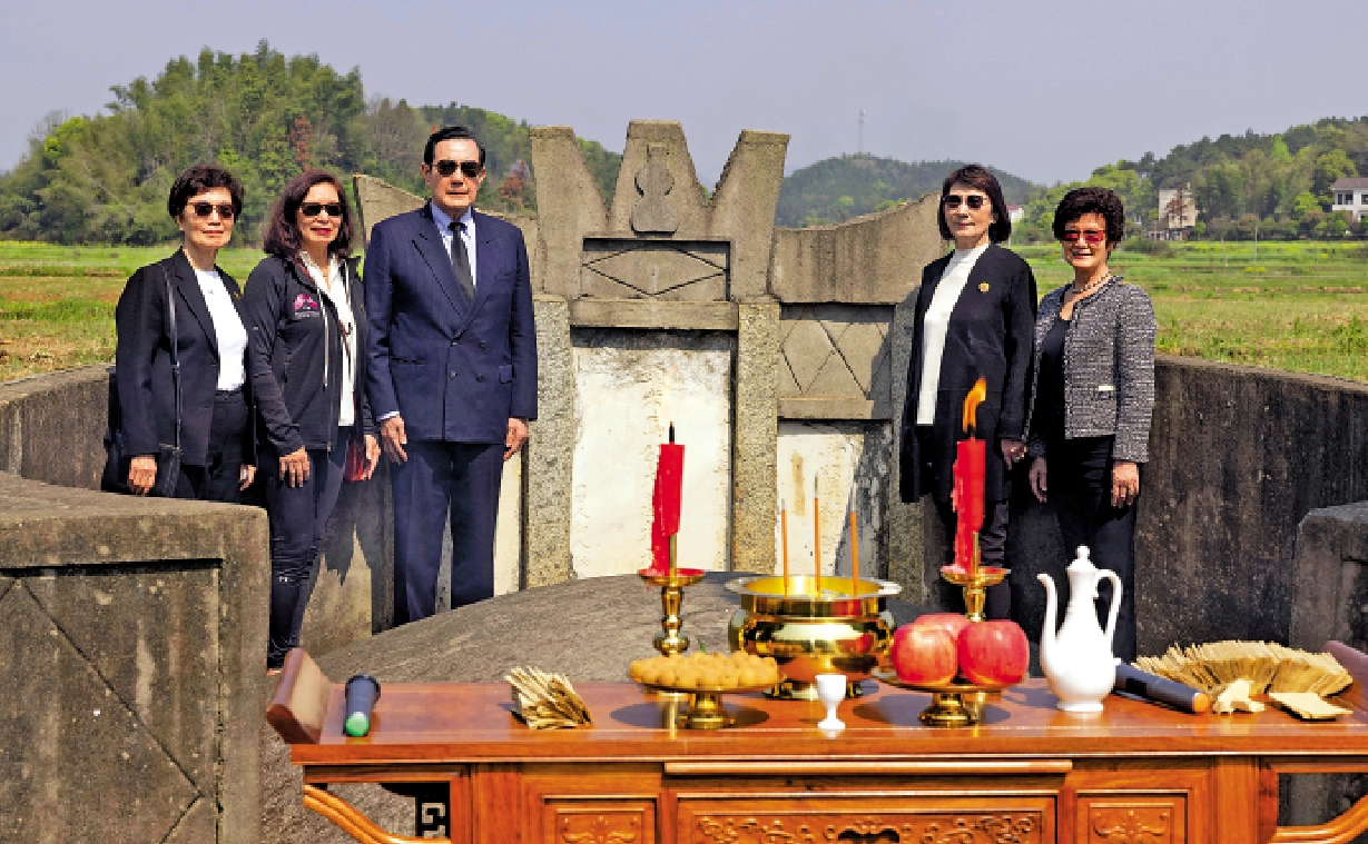 　　圖：在湖南省湘潭縣茶恩寺鎮雙陽村馬家祖墓，馬英九先生與家人拍照留念。\新華社