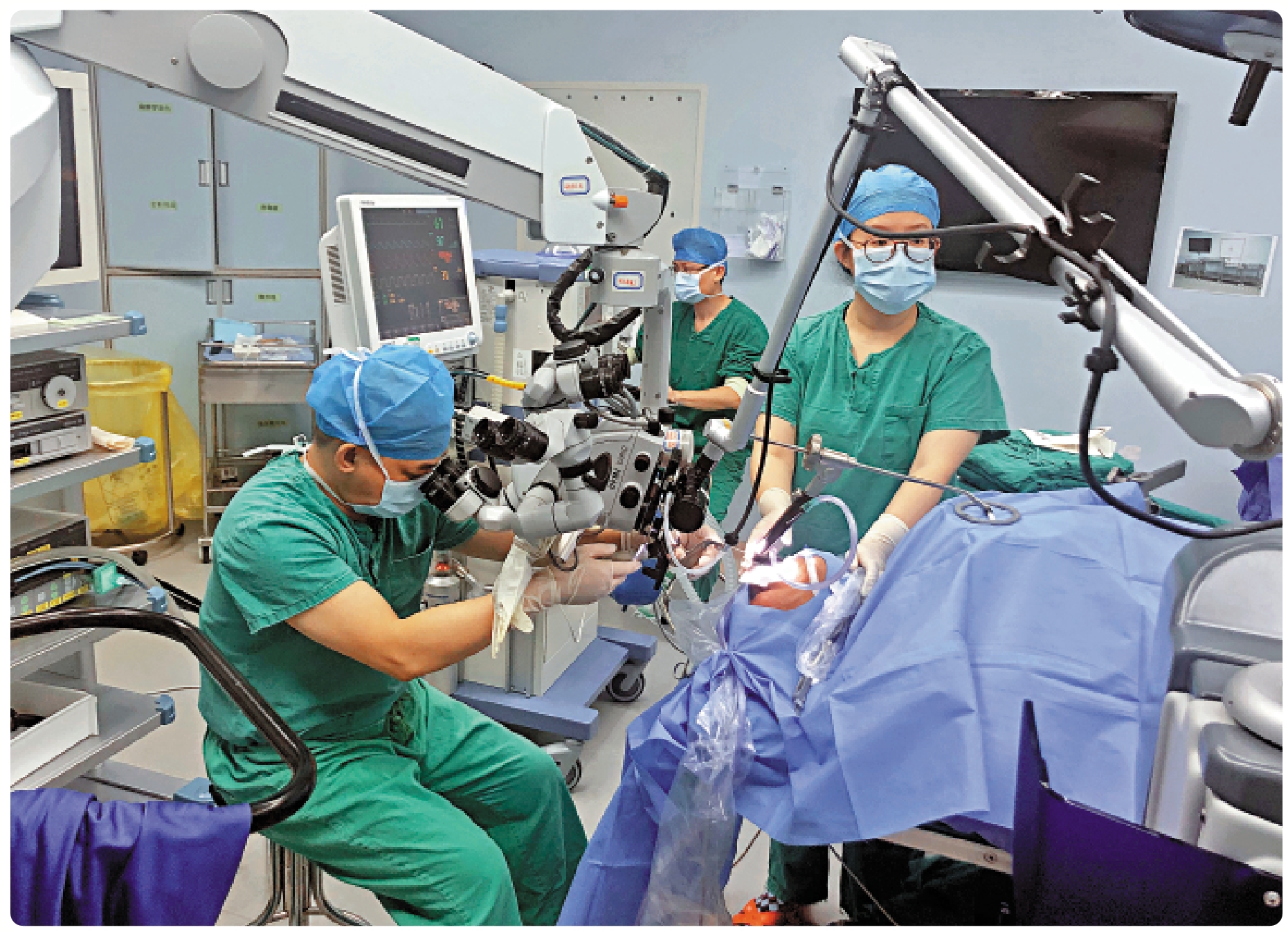 　　圖：多家香港高校關注「深港激光生物醫學產業科技創新中心」籌備。圖為醫生為喉癌患者進行激光手術。