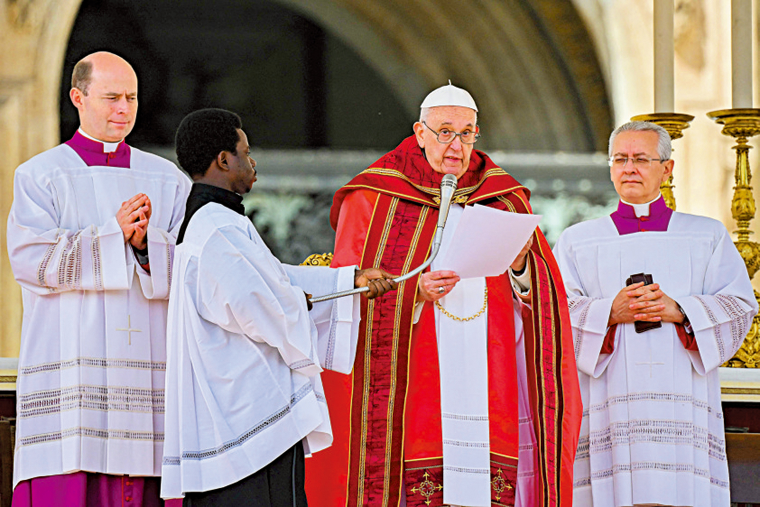 　　圖：教宗方濟各於2日親臨聖伯多祿廣場主持彌撒儀式。\法新社