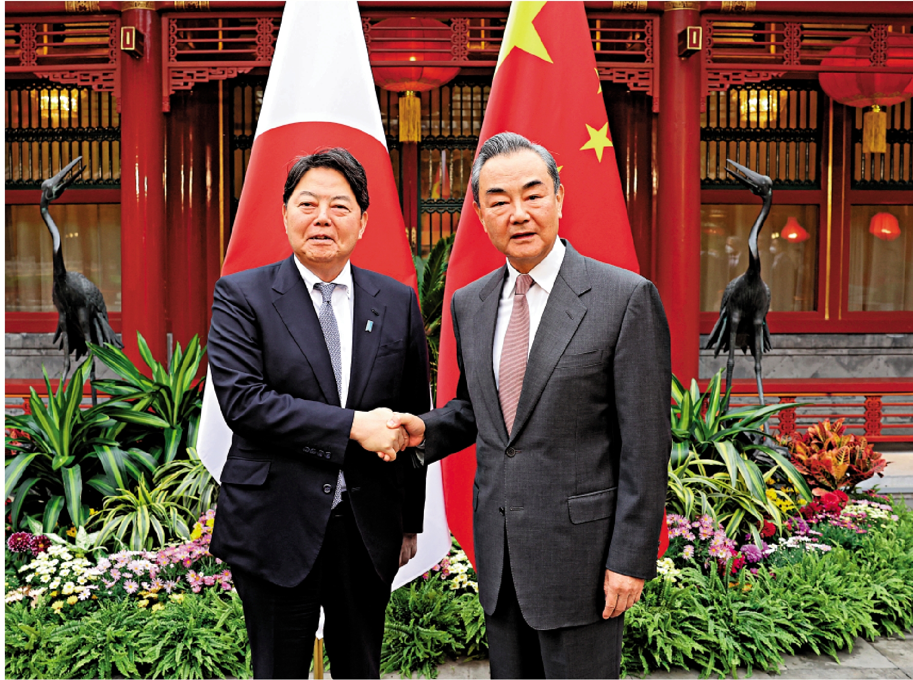 　　圖：4月2日，中共中央政治局委員、中央外辦主任王毅在北京會見日本外相林芳正。\新華社