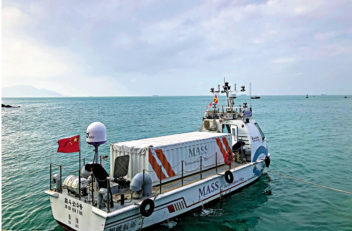 　　圖：香港青年到珠海海洋科技港，參觀自主航行的無人貨船「觔斗雲0號」。\大公報記者方俊明攝
