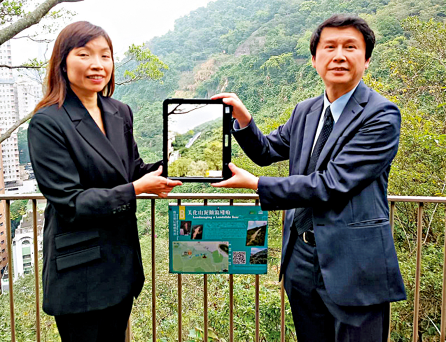 　　圖：土力工程處人員介紹美化山泥傾瀉殘痕工程的設計。\大公報實習記者黃曉琪攝