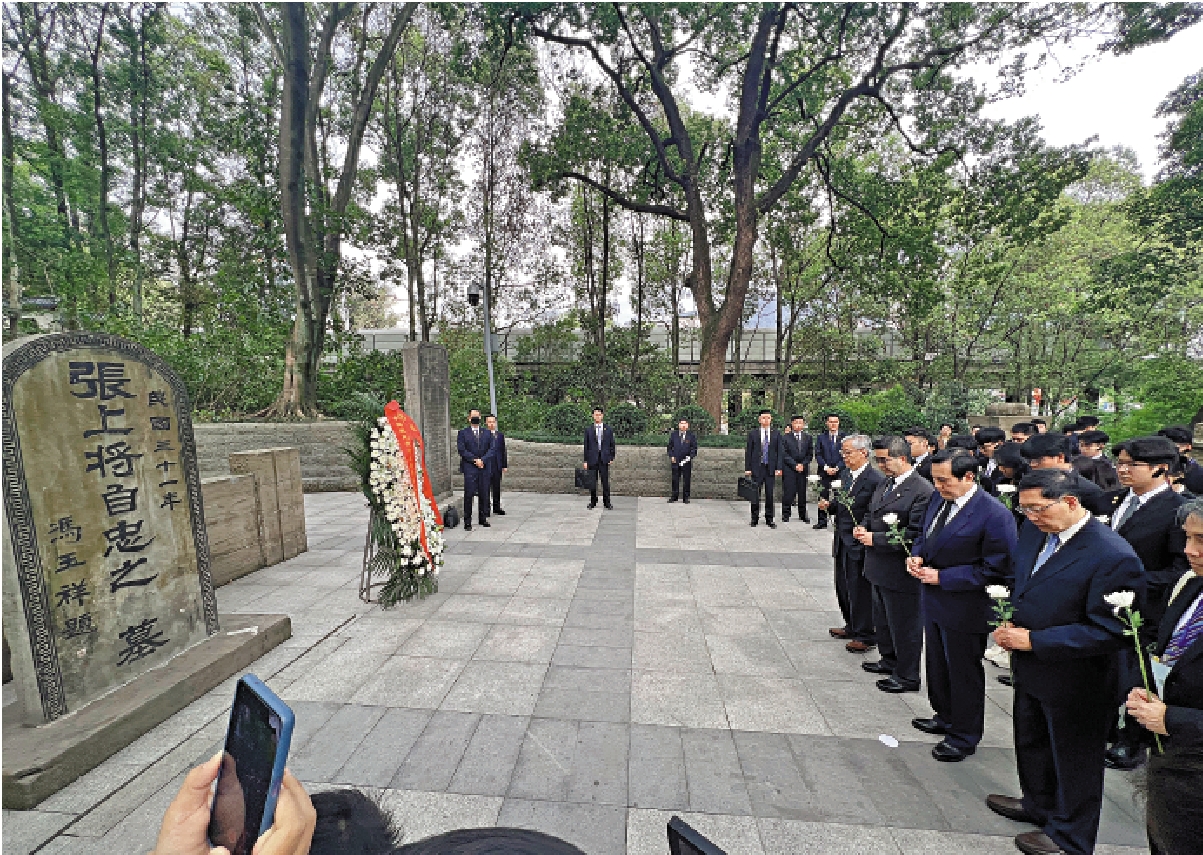 　　圖：4月4日，中國國民黨前主席馬英九一行前往重慶梅花山麓的張自忠將軍墓憑弔。\中新社