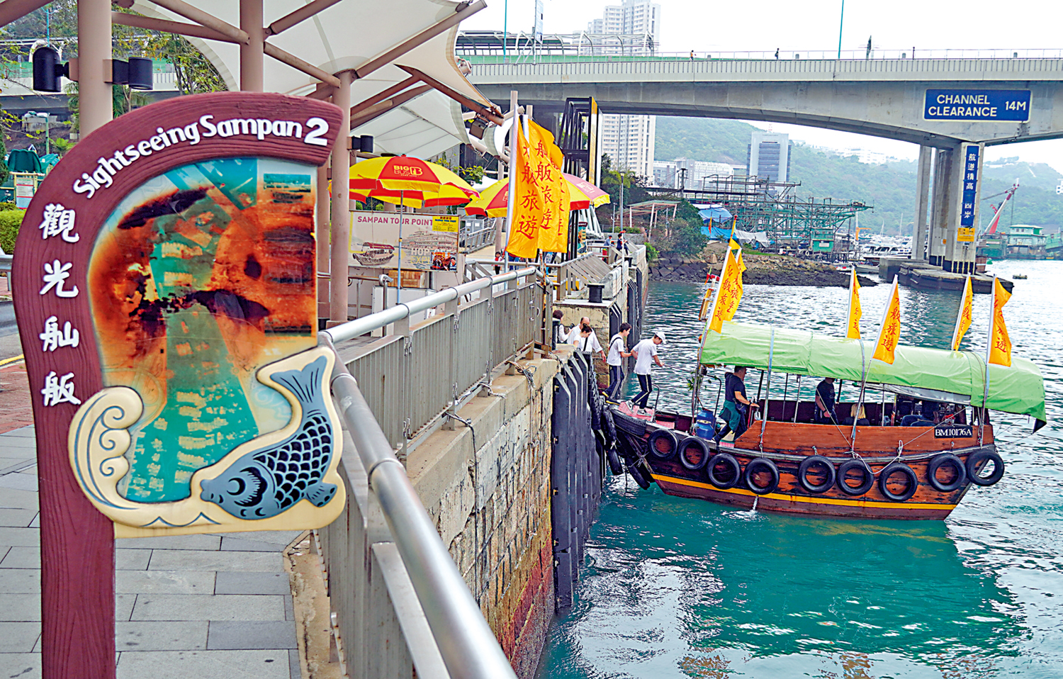 　　圖：舢舨旅遊仍然是香港仔的特有項目，然而興旺情況已遠遠不及當年的全盛期。\大公報記者林少權攝