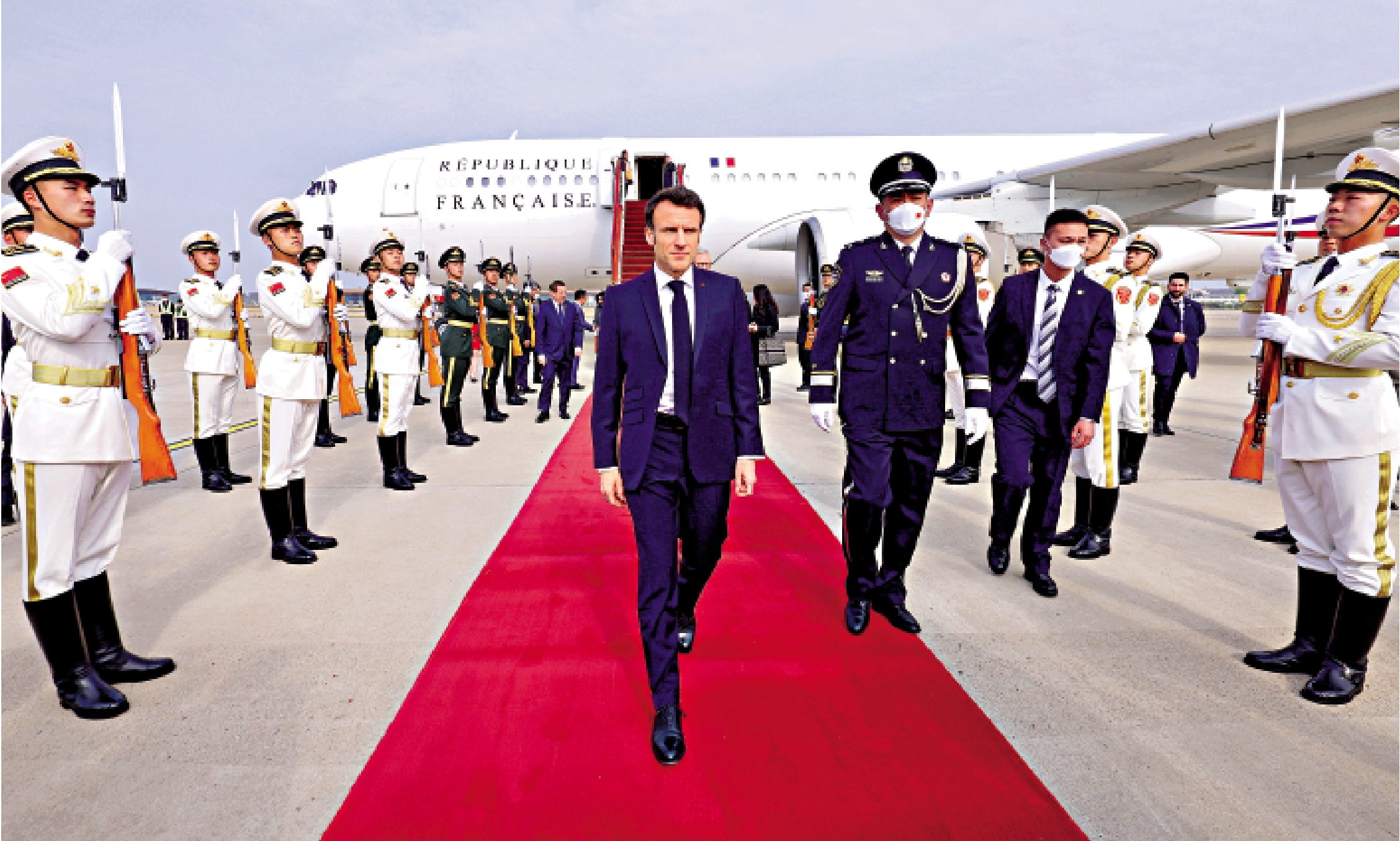　　圖：應中國國家主席習近平邀請，法國總統馬克龍於4月5日至7日對中國進行國事訪問。這是4月5日下午，馬克龍抵達北京首都國際機場。\新華社