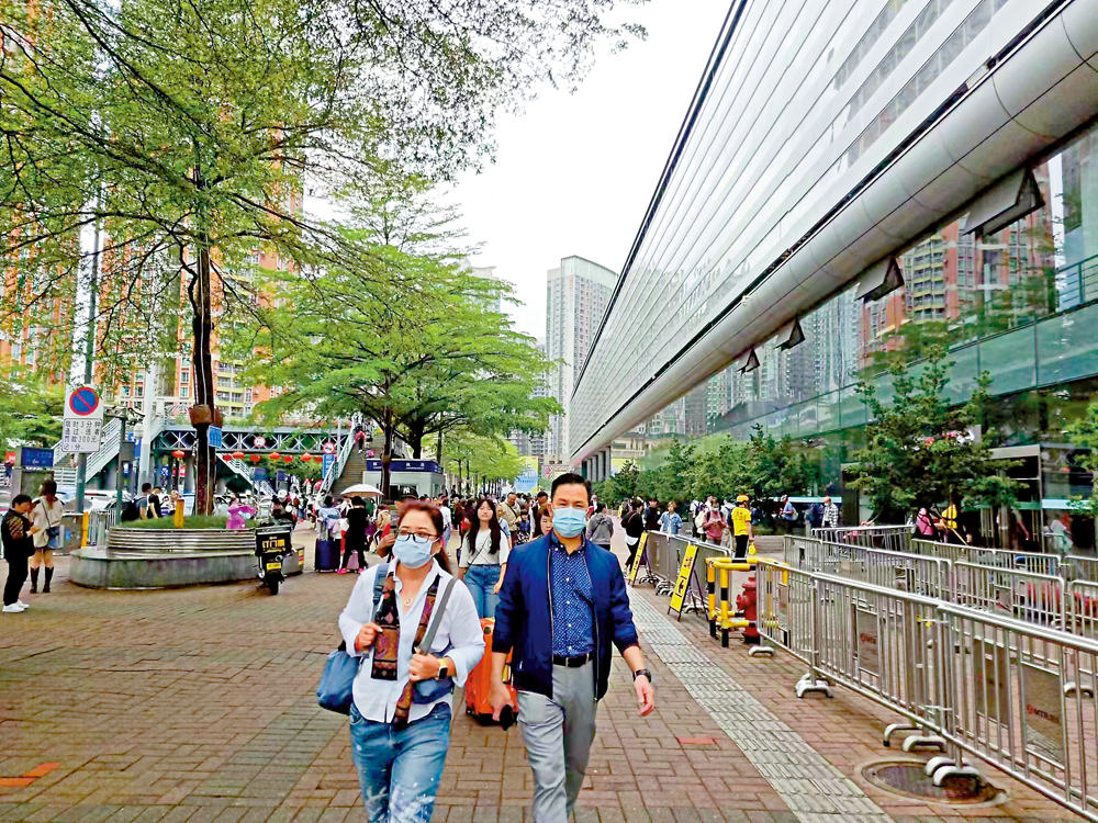 　　圖：福田口岸廣場，一對夫婦準備回清遠老家祭祖。\大公報記者毛麗娟攝