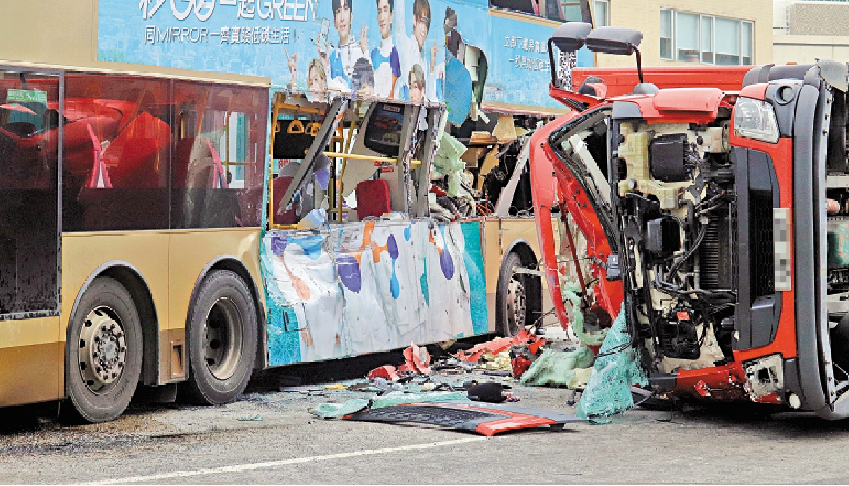 　　圖：一輛貨車轉彎時失控翻側，撞及駛至巴士，兩車俱嚴重毀爛。\大公報記者古倬勳攝