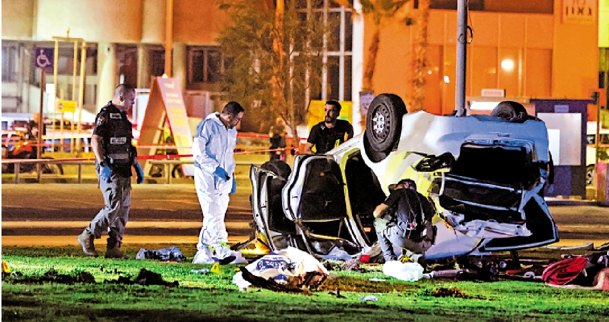 　　圖：以色列男子駕車衝撞行人後，車輛翻倒在事發現場。\路透社