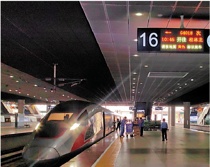 圖:珠三角鐵路開行今年首趟高鐵旅遊專列。/大公報記者郭若溪攝