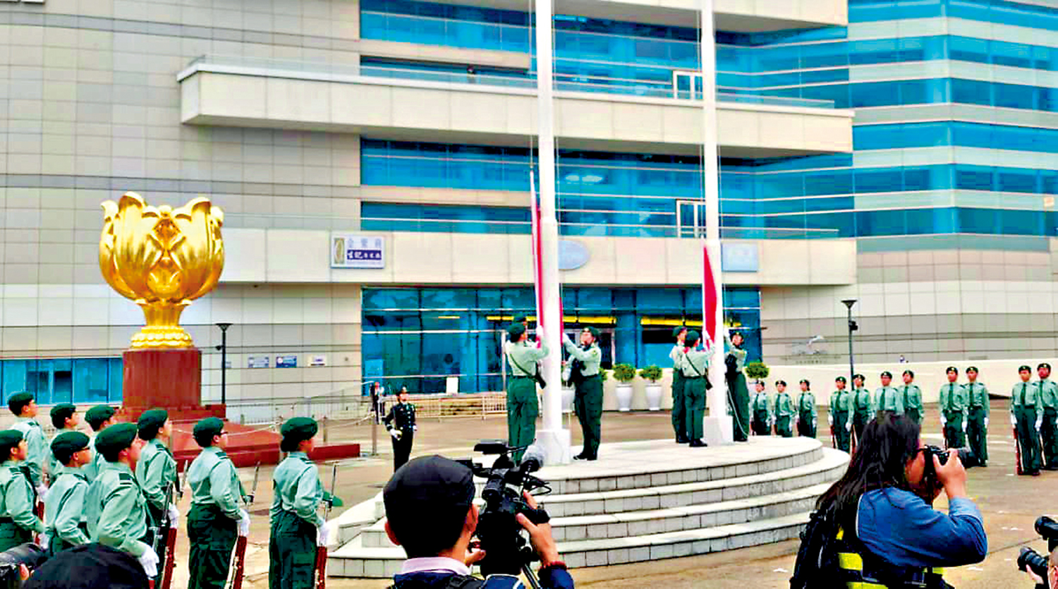 　　圖：香港青少年軍總會昨日在金紫荊廣場舉行升旗儀式。