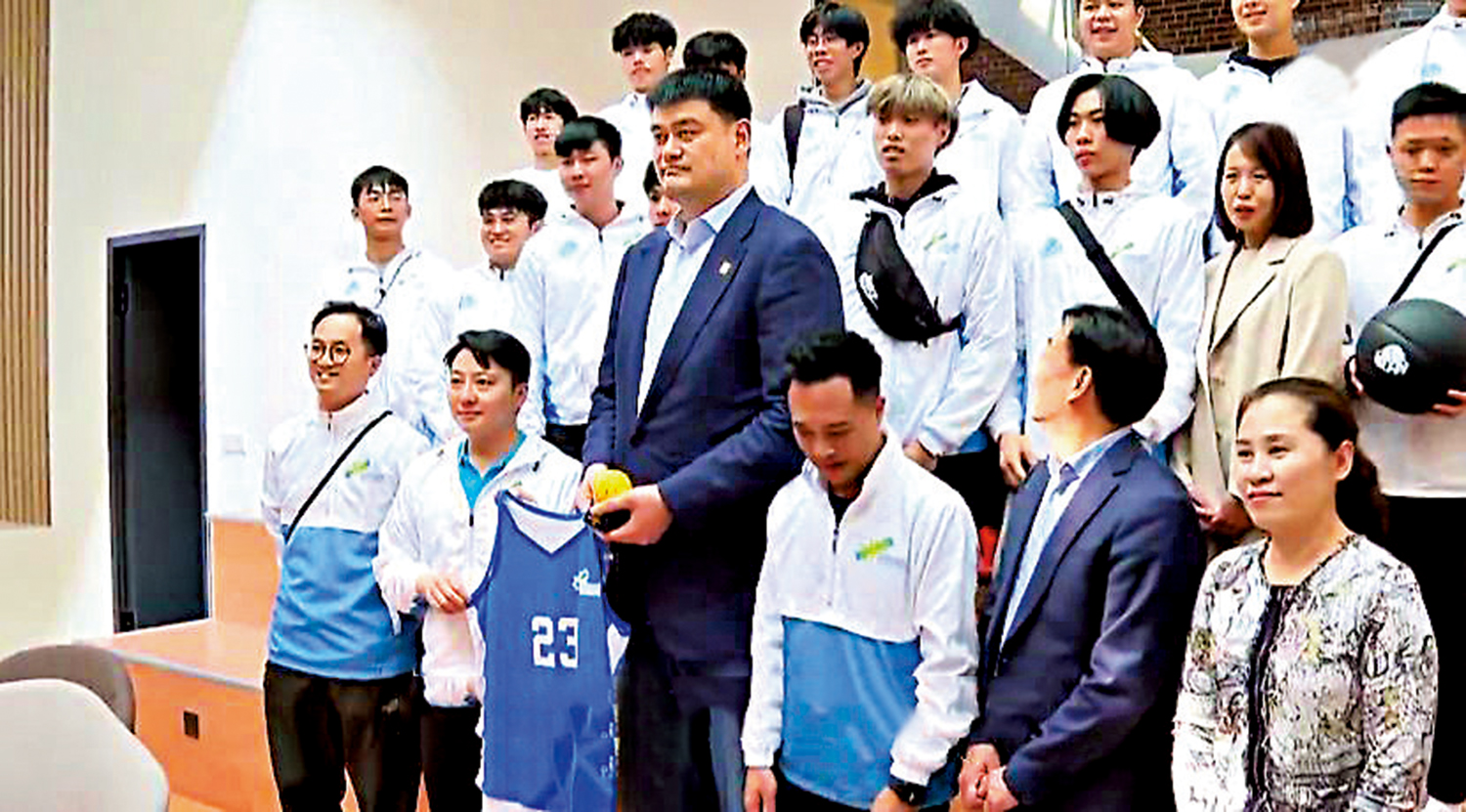 　　圖：姚明與訪京的14位香港屋邨籃球聯賽代表在北京交流，並鼓勵他們「英雄不問出處」。\電視截圖