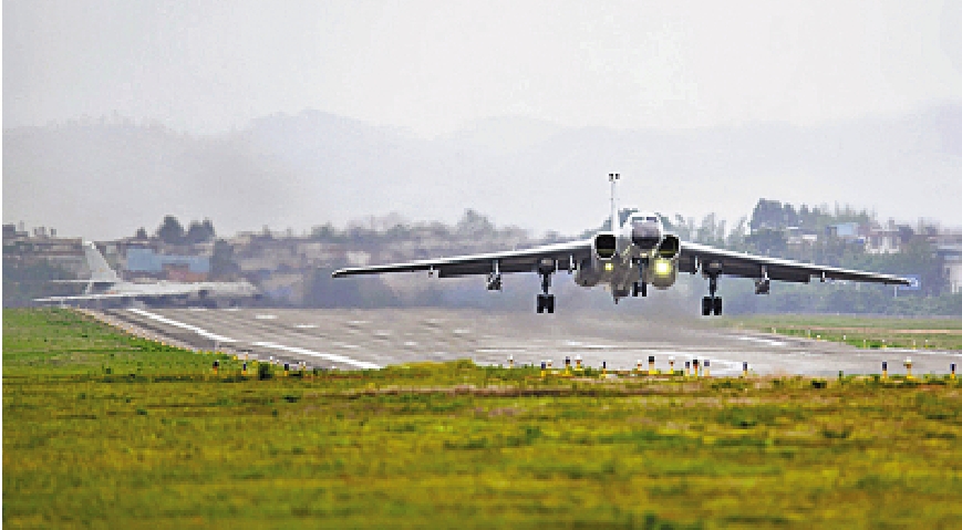 　　圖：在8日的演習中，東部戰區轟-6K戰機起飛奔往預定空域。