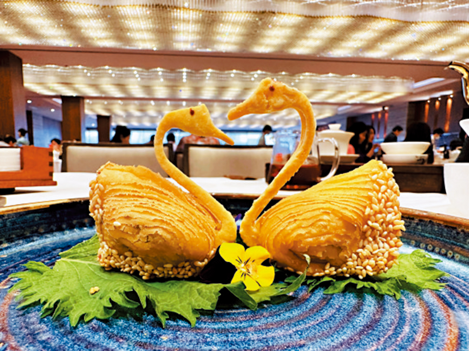 　　圖：鮑魚天鵝酥。