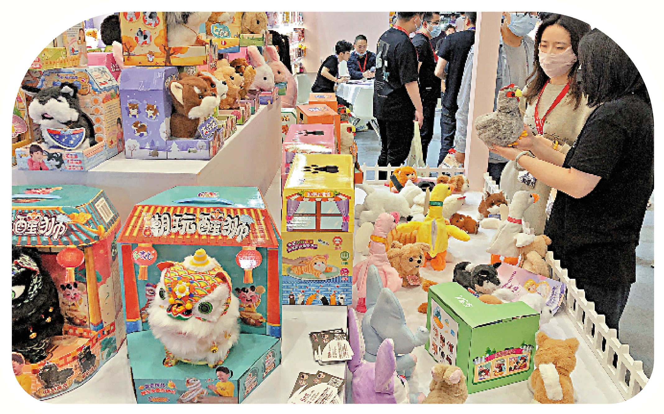 　　圖：4月7-9日舉行的深圳玩具展吸引了海內外1400多家參展商展出最新設計與新款產品。圖為採購商在採購玩具。\大公報記者方俊明攝