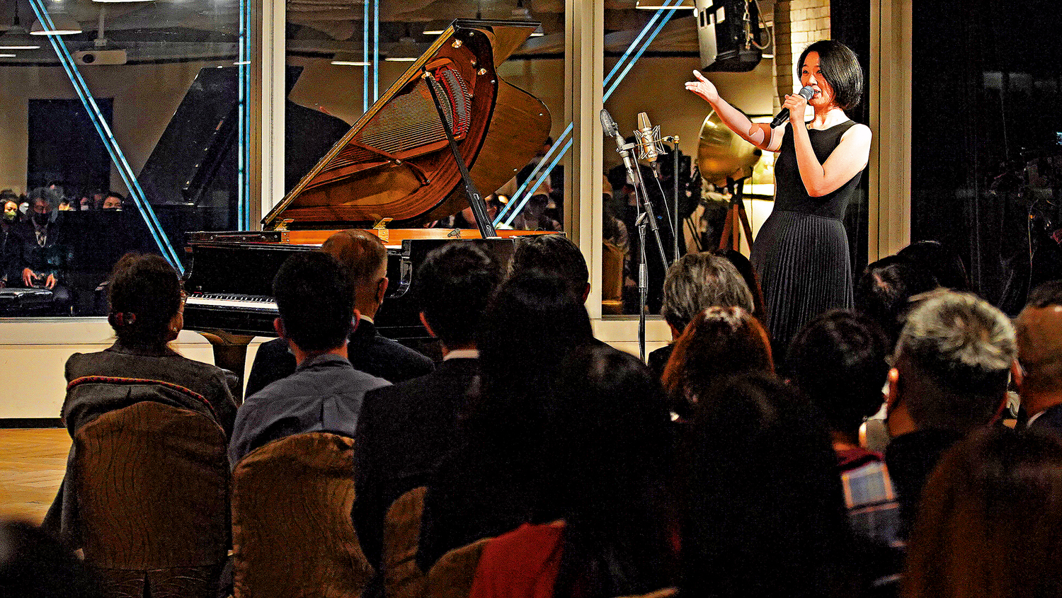 　　圖：「樂．心」音樂會音樂總監查海倫向觀眾介紹參與演出的音樂家。