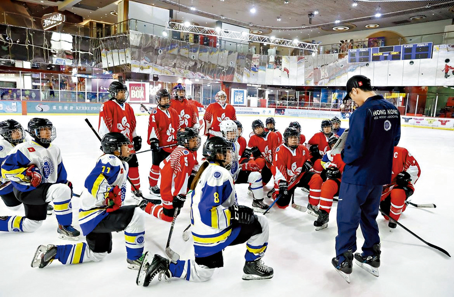 　　圖：港隊運動員在訓練時聆聽教練的指導。\冰協資料圖片