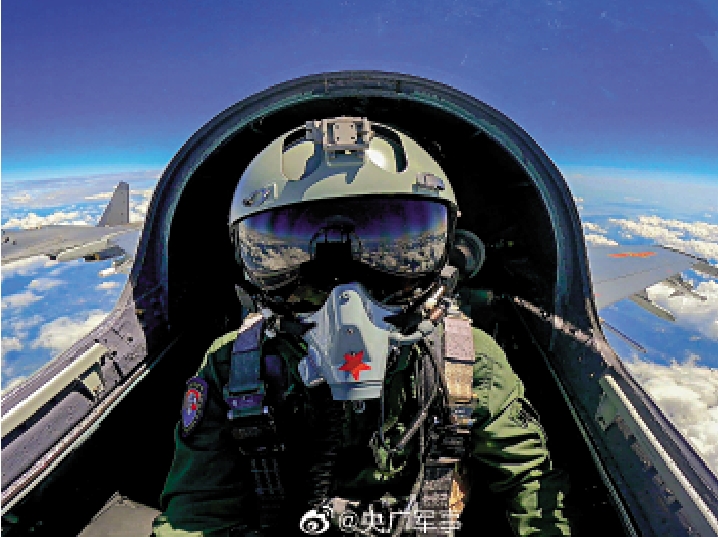 　　圖：參演戰機在進行空中機動。\新華社