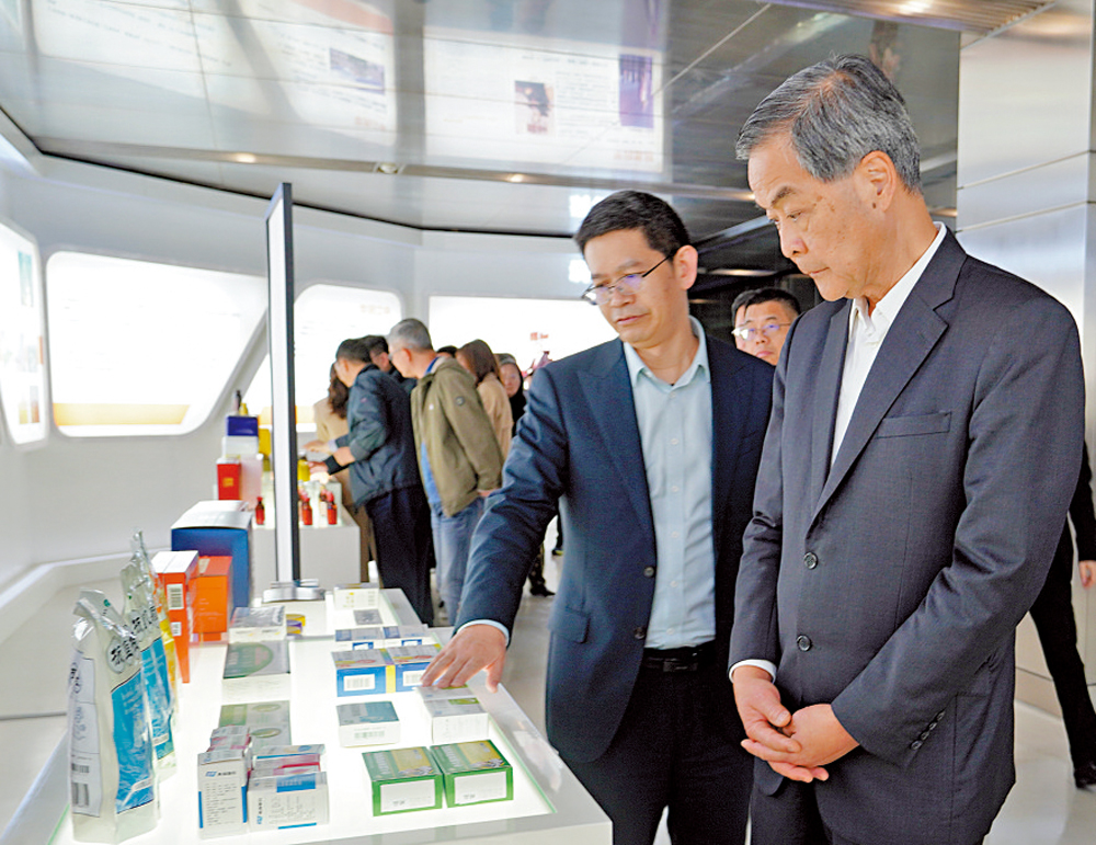 　　圖：4月10日，全國政協副主席梁振英在江西江中藥谷調研。\大公報記者王逍攝